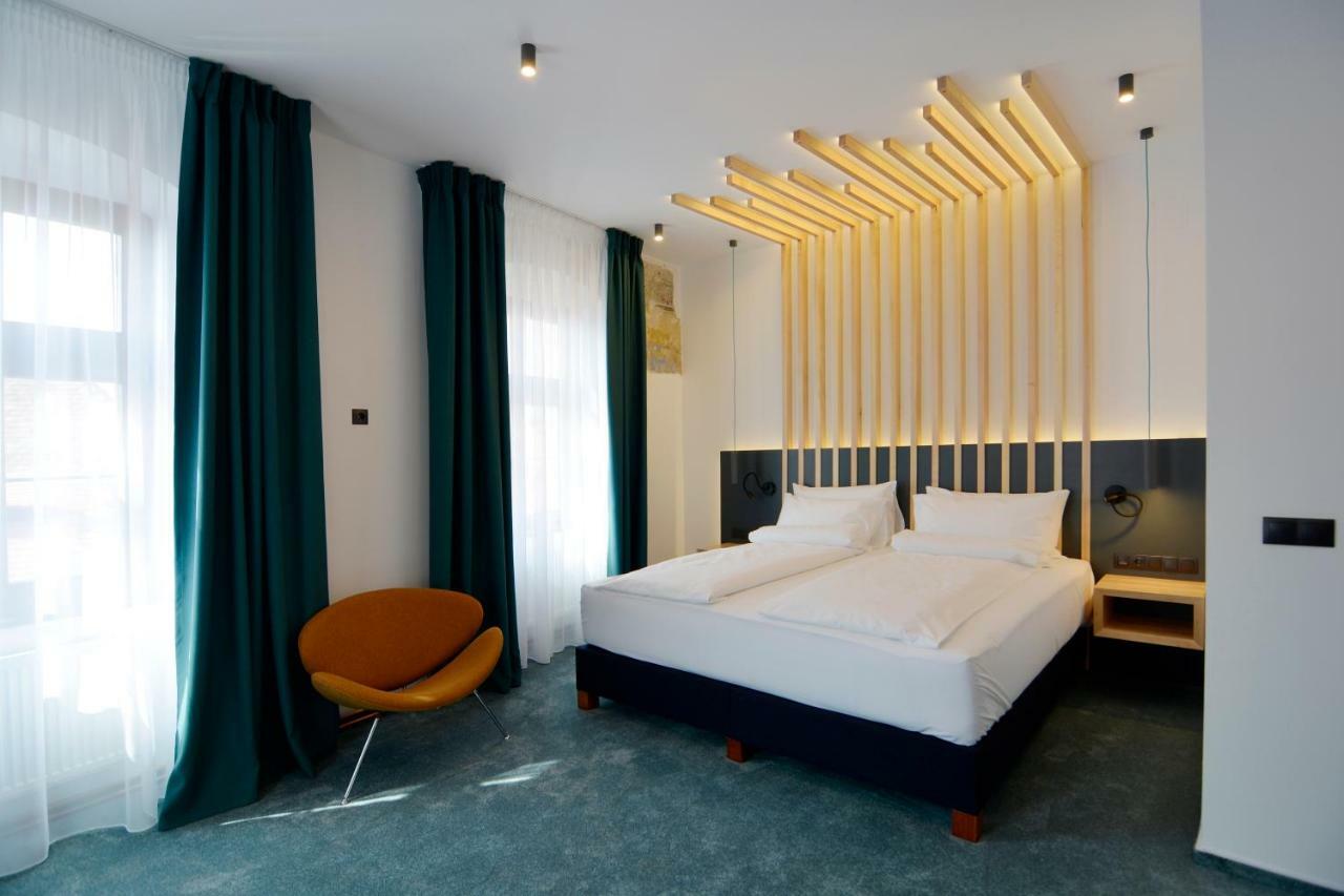Kleines Hotel Sibiu Esterno foto