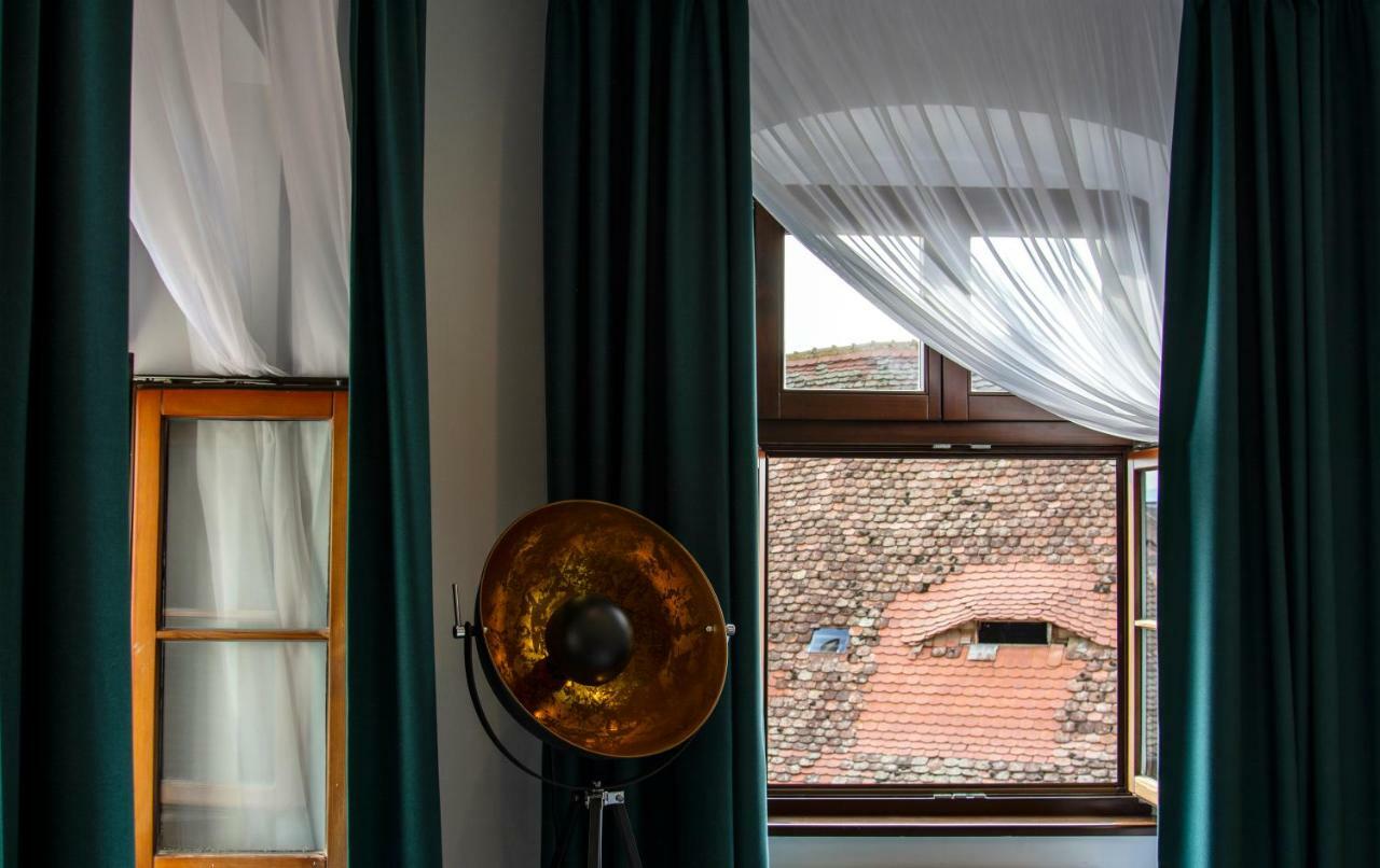 Kleines Hotel Sibiu Esterno foto